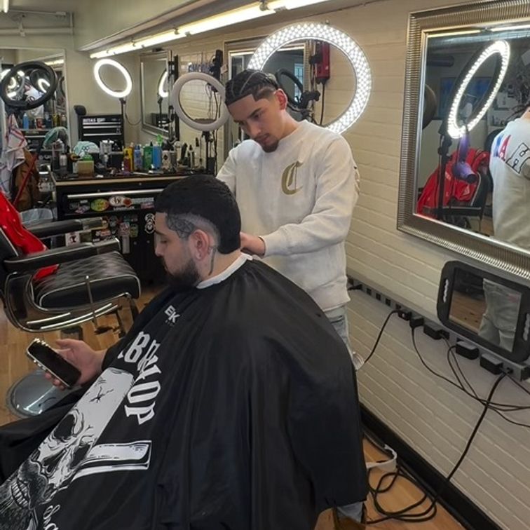 barber cuttong hair